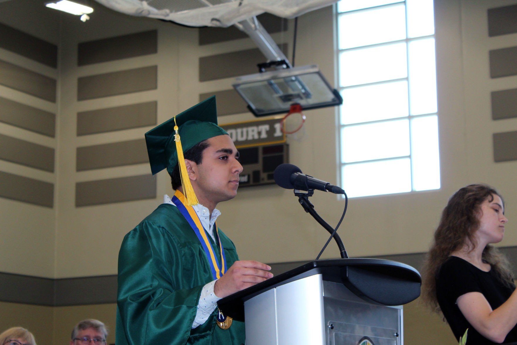 060219-ctzn-news-bd-grad032.jpg